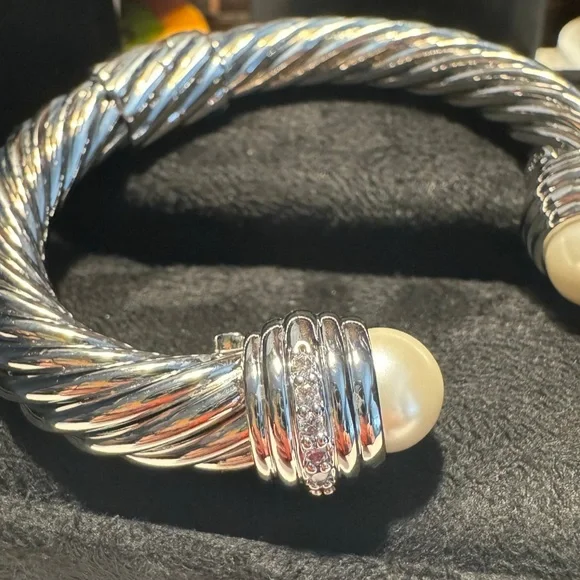 Silver cable bracelet with pearl like stone and diamond-like detail - Picture 5 of 6